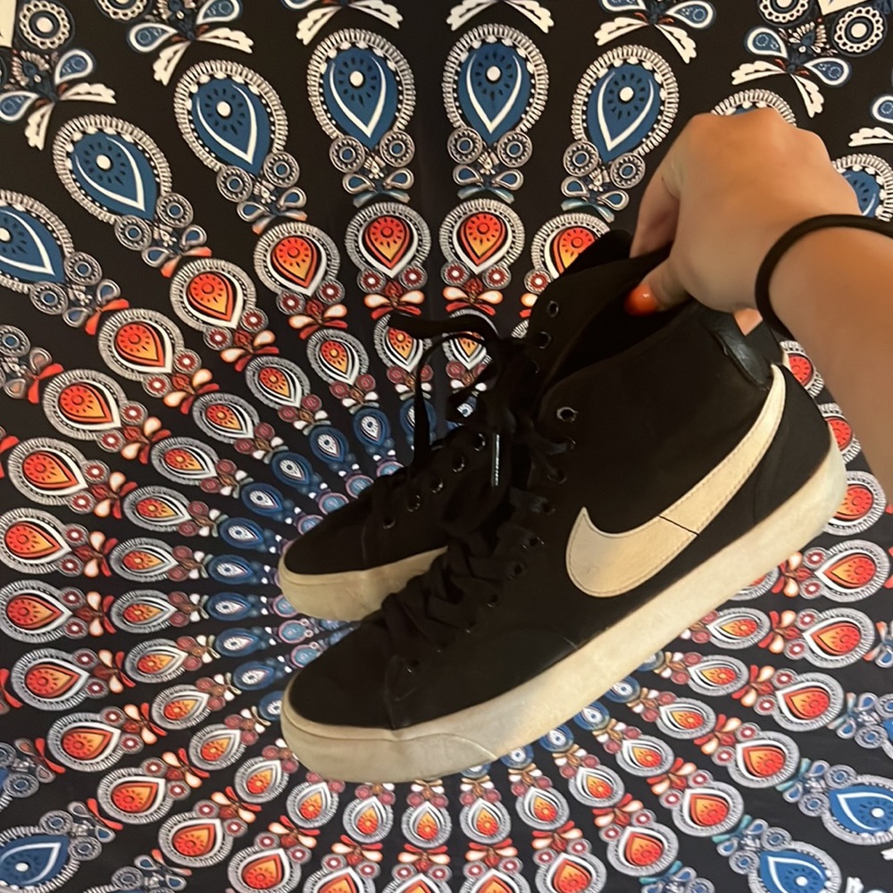 Women’s size 8.5. Worn lightly and in nice shape!